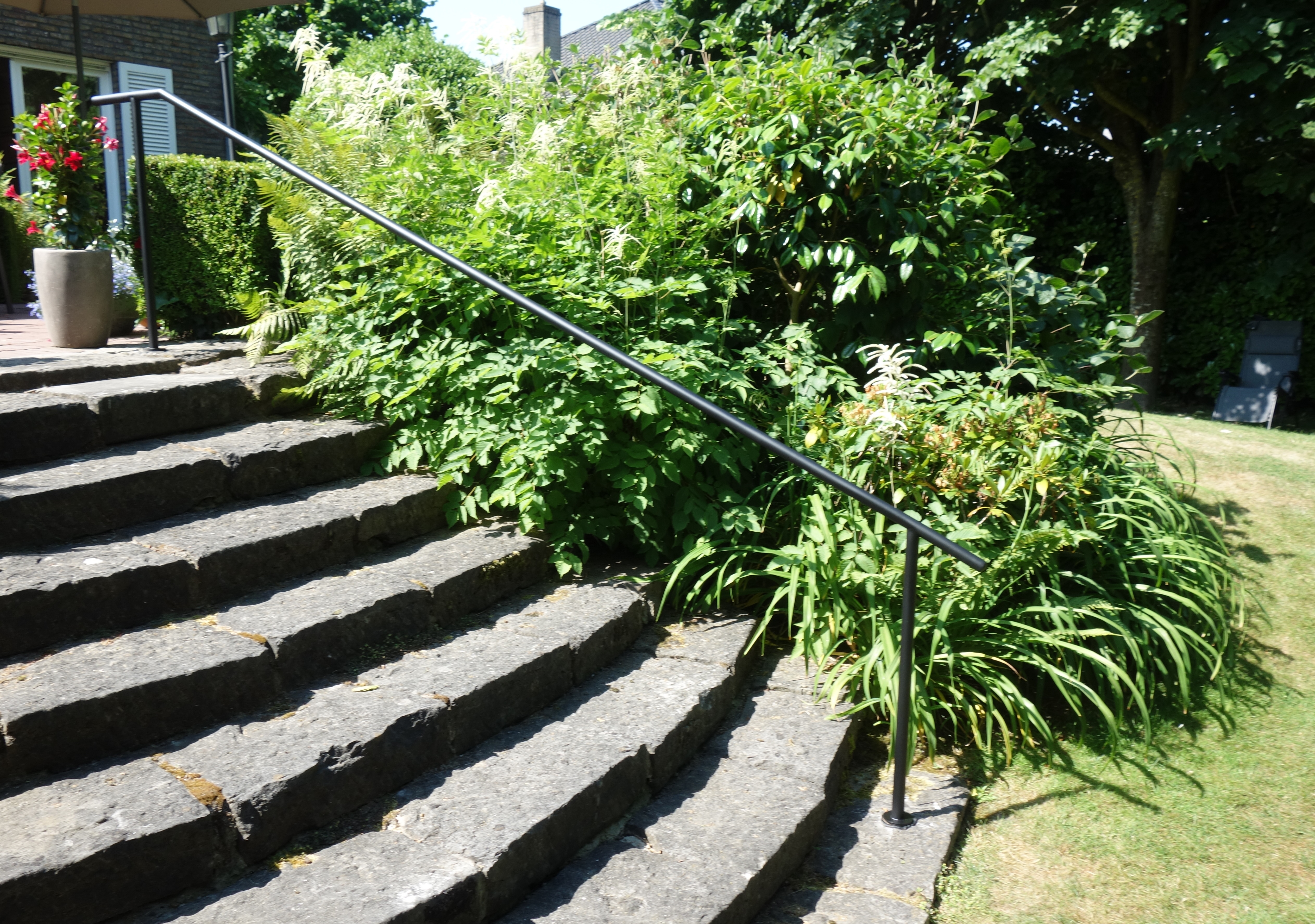 metalen balustrade op buitentrap naar tuin